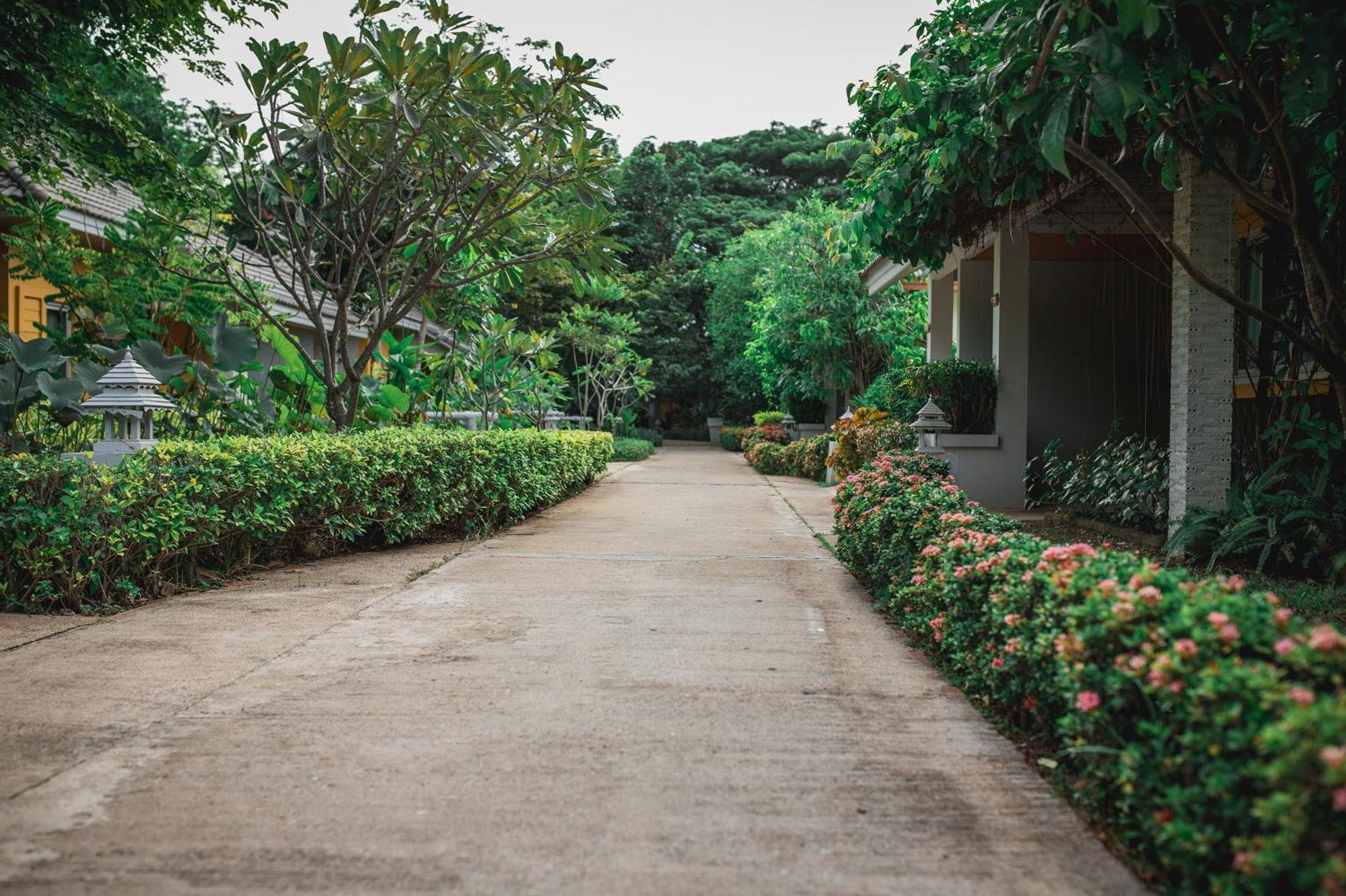 Eastiny Resort & Spa Nong Prue Exterior photo